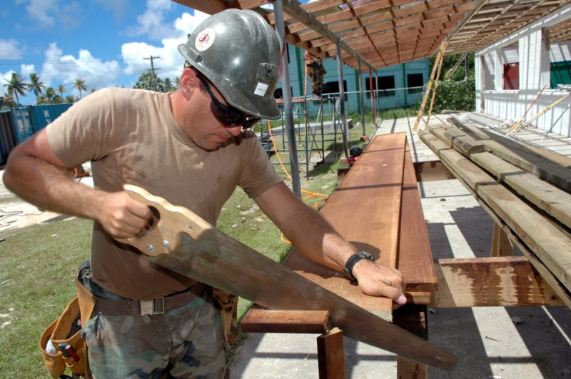 menuisier-GUILLAUMES-min_worker_construction_building_carpenter_male_job_build_helmet-893290